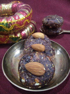 ખજૂર-અંજીર પાક(Khajur-anjir pak recipe in Gujarati) રેસીપી મુખ્ય ફોટો