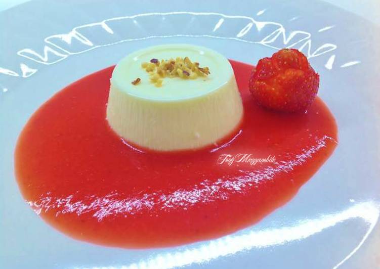 Panna cotta con salsa di fragole