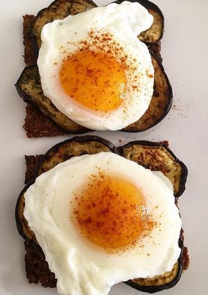 Una foto de Tostadas con berenjenas y huevo