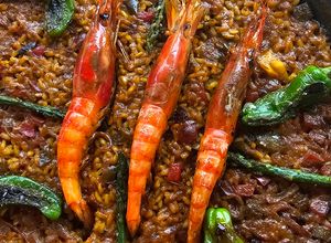 Una foto de Arroz de gamba roja y pimiento de padrón