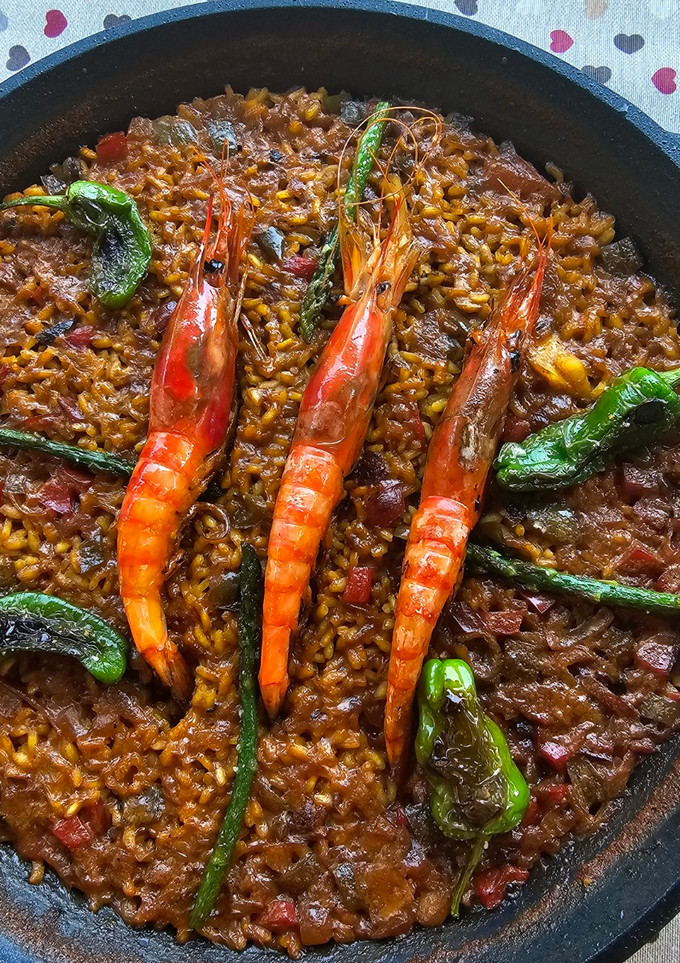 Una foto de Arroz de gamba roja y pimiento de padrón
