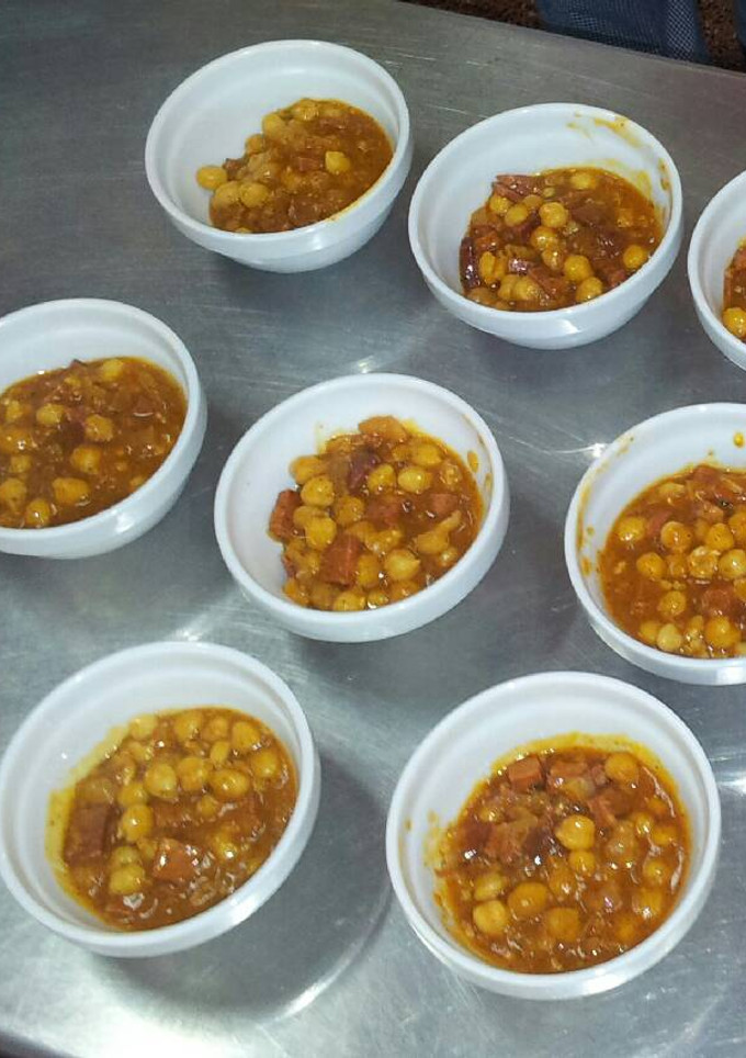 Una foto de Garbanzos con chorizo y jamón