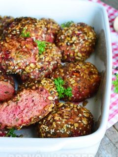 Zdjęcie przepisu Kotlety z burakami w sezamie i słoneczniku.