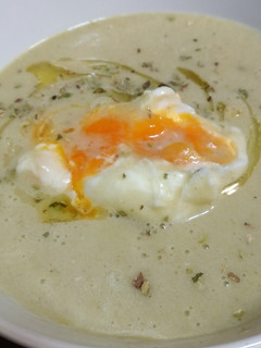 Una foto de Crema de borrajas con huevo poché y una pizca de orégano