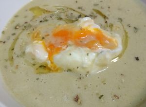 Foto principal de Crema de borrajas con huevo poché y una pizca de orégano