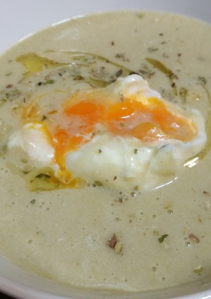 Una foto de Crema de borrajas con huevo poché y una pizca de orégano