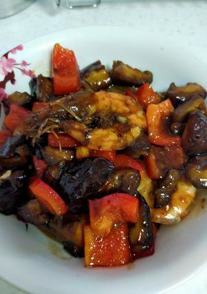 A picture of Stir fry prawn with shiitake mushrooms.
