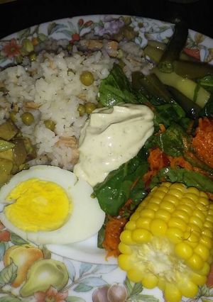 Una foto de Ensalada fría de arroz, atún y verduras