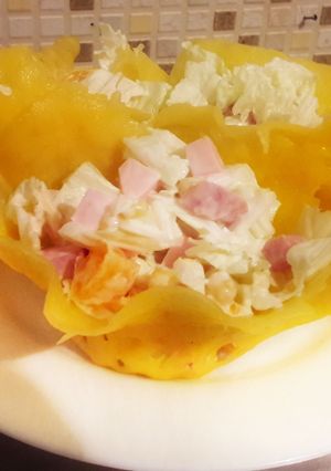 Фото Нереально вкусный салат "Мандариновая нежность" в сырной корзиночке.