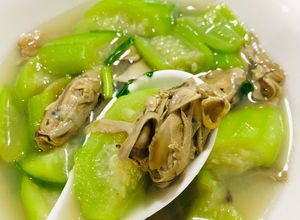 Hình của món Canh trai nấu mướp.
