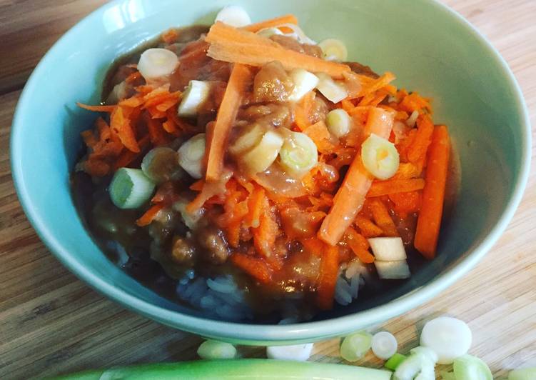 Peanutty Reis mit Karotten und Frühlingszwiebeln