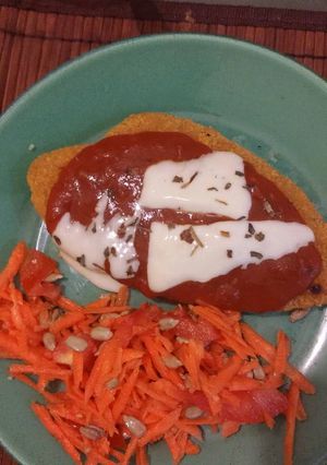 Una foto de Milanesas de soja napolitanas con ensalada