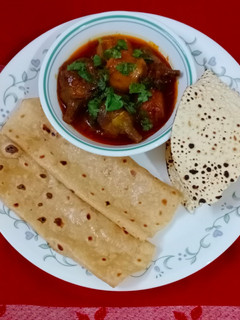 ભરેલા રીંગણ બટાકા નું શાક(bhrela rigan bataka nu saak recipe in Gujarati) રેસીપી મુખ્ય ફોટો