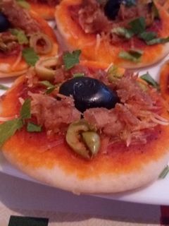 صورة لوصفة ميني بيتزا بعجينة قطنية 🍕🍕🍕