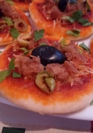 صورة لوصفة ميني بيتزا بعجينة قطنية 🍕🍕🍕