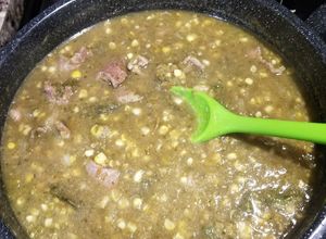 Una foto de Carne de res en salsa verde con elote