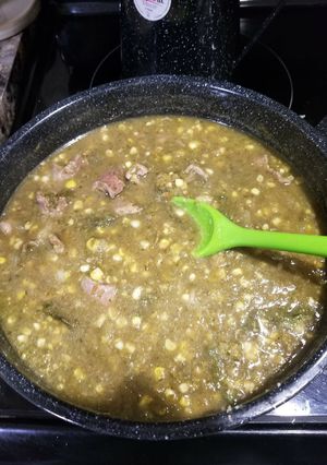 Una foto de Carne de res en salsa verde con elote