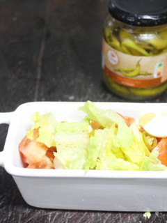 Una foto de Ensalada con huevo duro y guindillas en vinagre