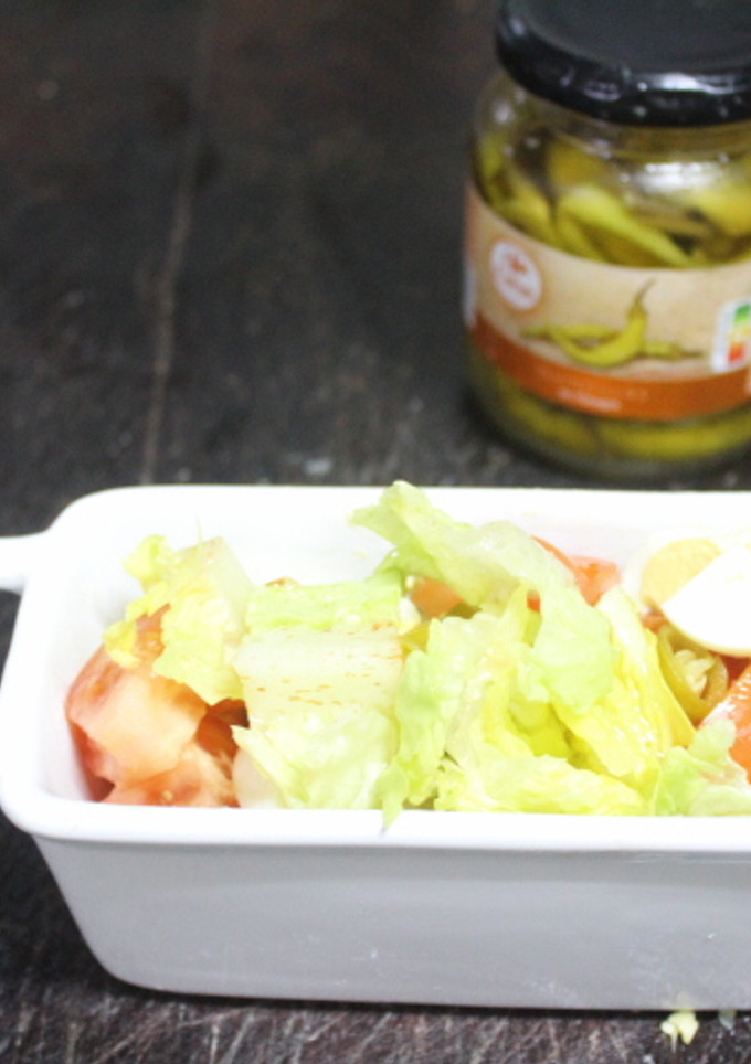 Una foto de Ensalada con huevo duro y guindillas en vinagre