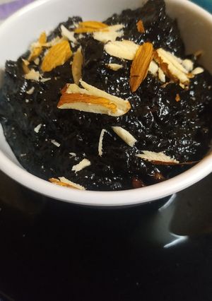 கருப்பு உலர் திராட்சை ஹல்வா(black dry grapes halwa recipe in tamil) செய்முறை முக்கிய புகைப்படம்