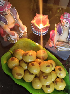 बेसन लाडू (besan ladoo recipe in marathi) रेसिपी चे मुख्य फोटो