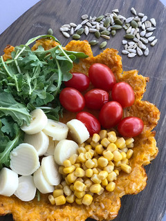 Una foto de Plato comestible con ensalada
