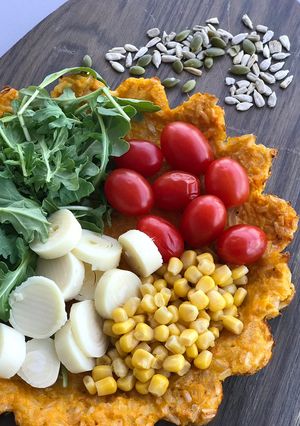 Una foto de Plato comestible con ensalada