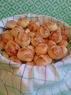 Krumplis-szezámmagos pogácsa recept fotója