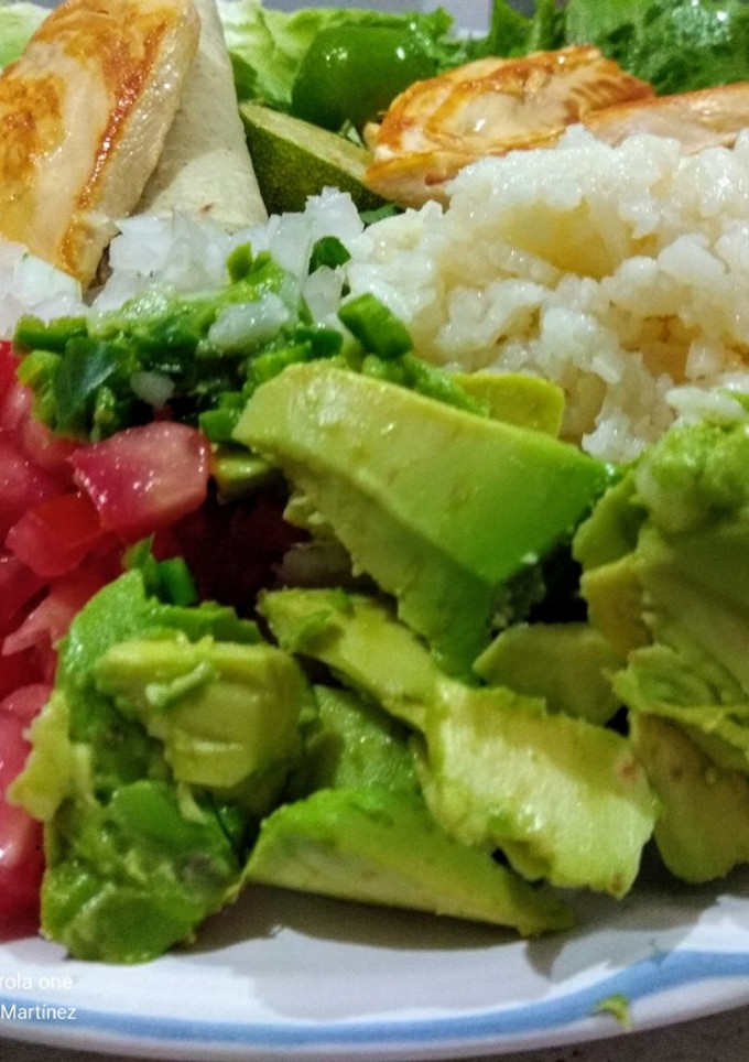 Una foto de Pechuga de pollo volador sobre cama de verdura multicolor
