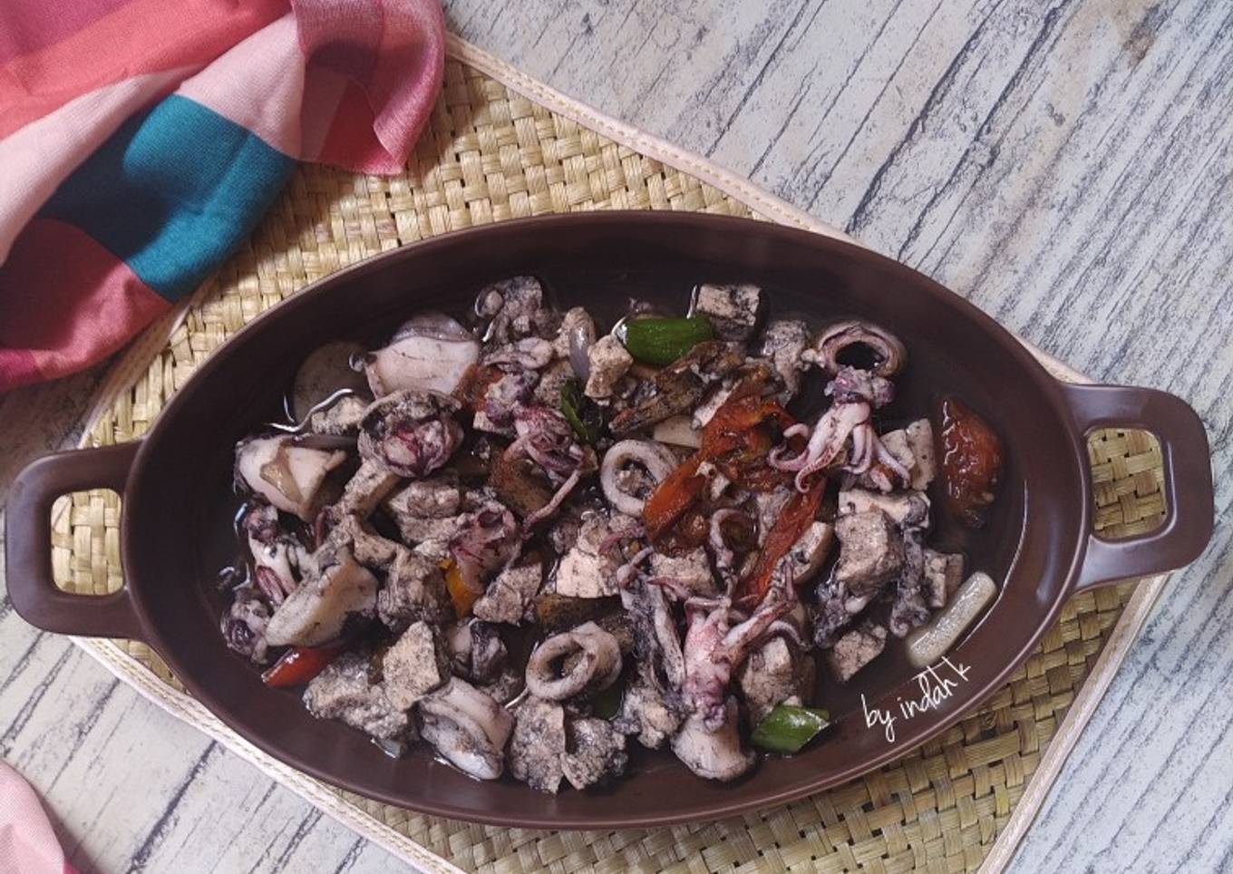 Cumi Hitam Panggang, Tahu