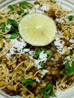 मटकीची उसळ (matki chi usal recipe in marathi) रेसिपी चे मुख्य फोटो 