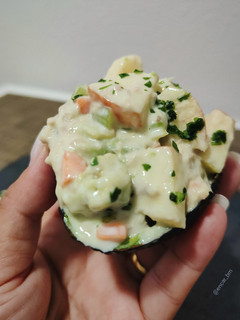 Una foto de Ensaladilla vegetal con aguacate, manzana y atún
