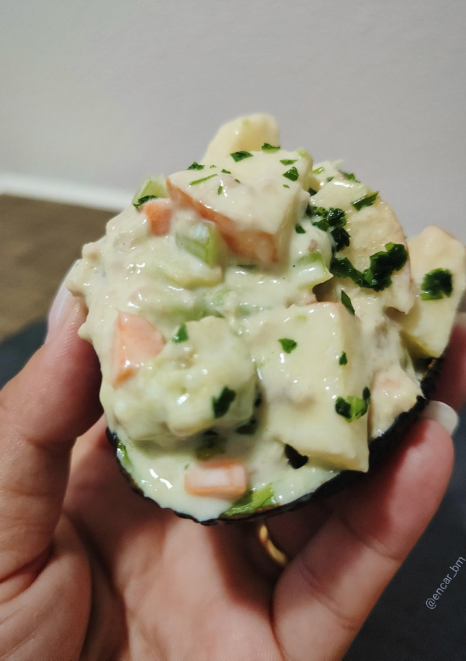 Una foto de Ensaladilla vegetal con aguacate, manzana y atún
