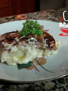 Una foto de Papas gratinadas con jamón y queso