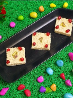 વ્હાઈટ ચોકલેટ ટુટી ફ્રુટી ચીકી (White Chocolate Tutti Frutti Chikki Recipe In Gujarati) રેસીપી મુખ્ય ફોટો