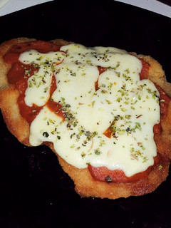 Una foto de Milanesa a la napolitana y fideos a la crema