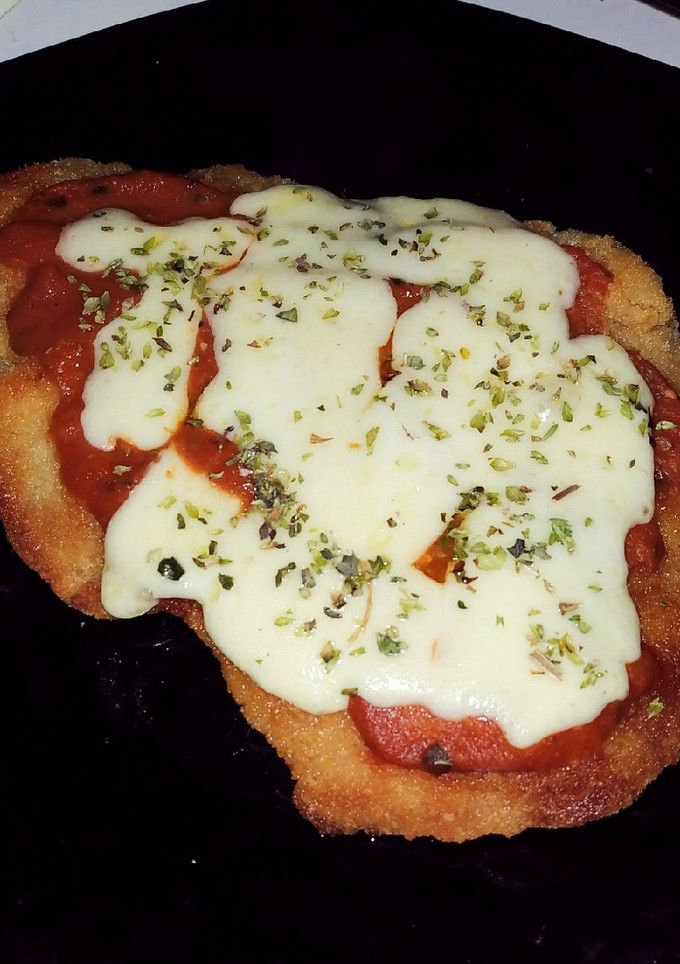 Una foto de Milanesa a la napolitana y fideos a la crema