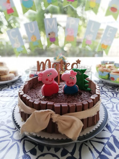 Una foto de Tarta kit kat de chocolate y trufa - Tarta 1º cumpleaños de Mateo 👶🏻🎂