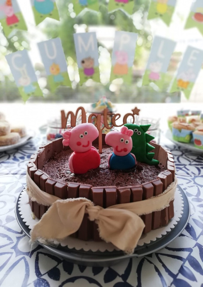 Una foto de Tarta kit kat de chocolate y trufa - Tarta 1º cumpleaños de Mateo 👶🏻🎂