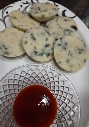 A picture of Spinach idli.