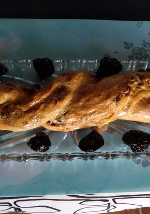 Una foto de Trenza de hojaldre con natillas y frutos secos