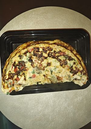 Zdjęcie przepisu Omlet ze szpinakiem, pieczarkami i szynką z kurczaka.