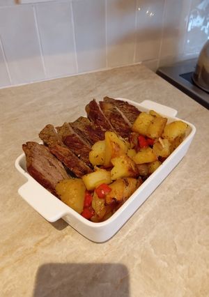 Una foto de Colita de cuadril con papas al horno