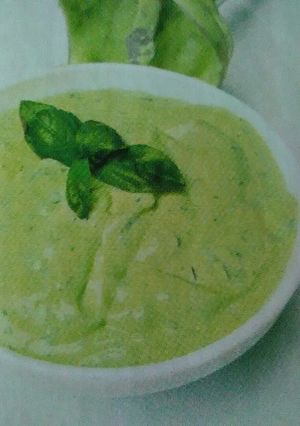 Una foto de Mayonesa de albahaca
