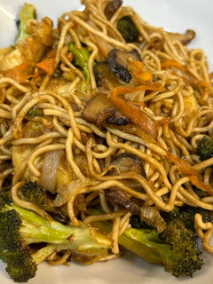Una foto de Pollo Yakisoba en Airfryer Cosori