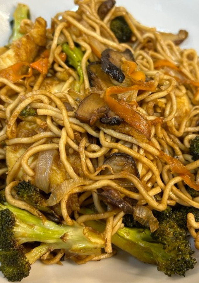 Una foto de Pollo Yakisoba en Airfryer Cosori