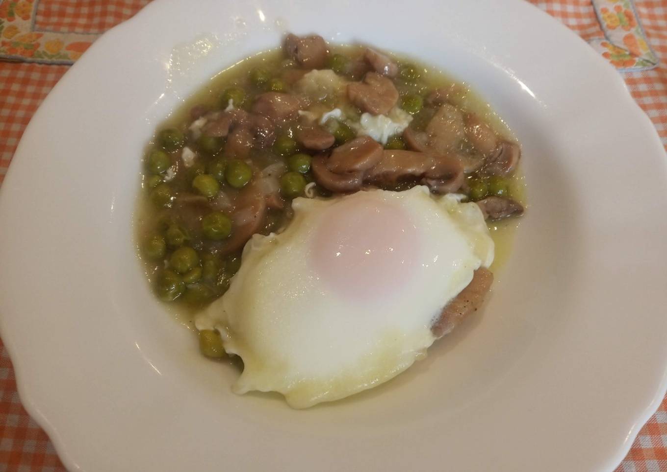 Guisantes con huevo