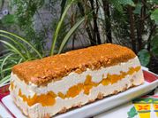 Una foto de torta de durazno manjar