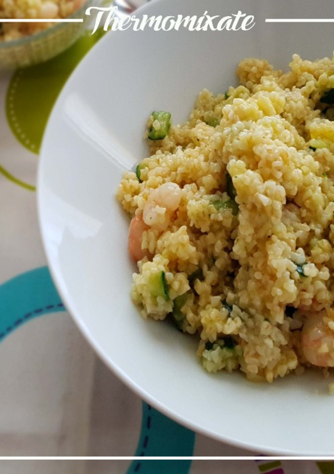 Una foto de Bulgur con calabacín y gambitas con Thermomix