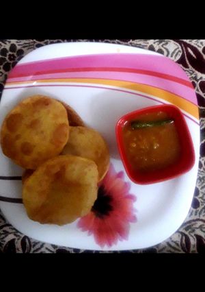A picture of Aloo kachori.
